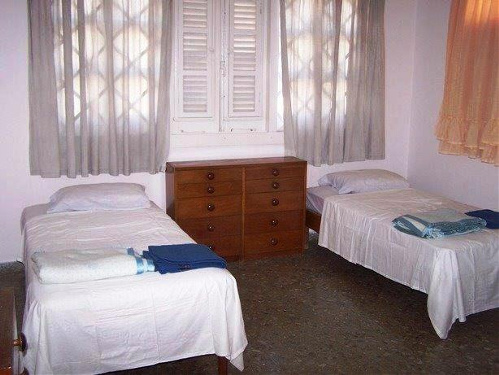 La primera habitación. Vista del frente de la casa. Alquiler, renta, hospedaje de Casa en el reparto Náutico de La Habana y cerca de la Zona Especial de Mariel. Es un sitio ideal para quienes laboran en Cuba, sea en La Habana, en la Zona Especial de Mariel o sus cercanías.